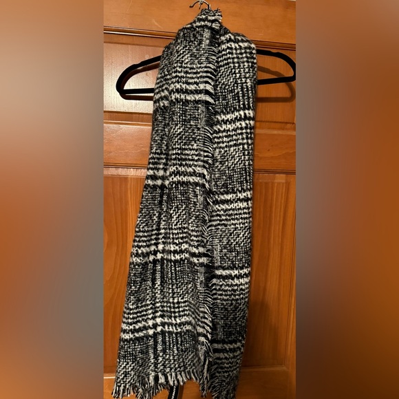 Express black and white blanket scarf NWT - Picture 1 of 5